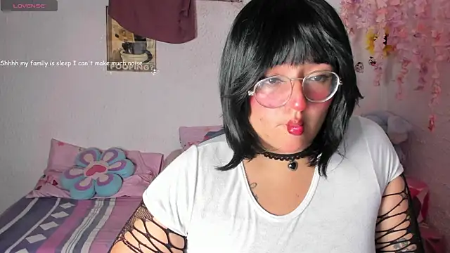 Snapshot of Emilycollei chatting on 01-08-26, 02:47 Emilycollei online show from 01-08-26, 02:47