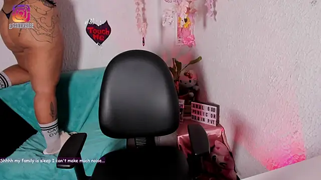 Snapshot of Emilycollei chatting on 02-10-26, 03:10 Emilycollei online show from 02-10-26, 03:10