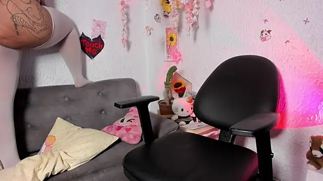 Snapshot of Emilycollei chatting on 03-09-26, 02:04 Emilycollei online show from 03-09-26, 02:04