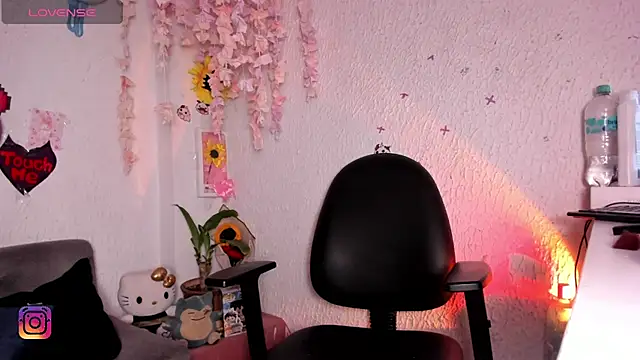 Emilycollei online show from 04-28-26, 06:40