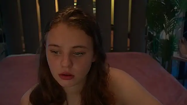 SnowWhiti online show from 10-18-25, 01:34