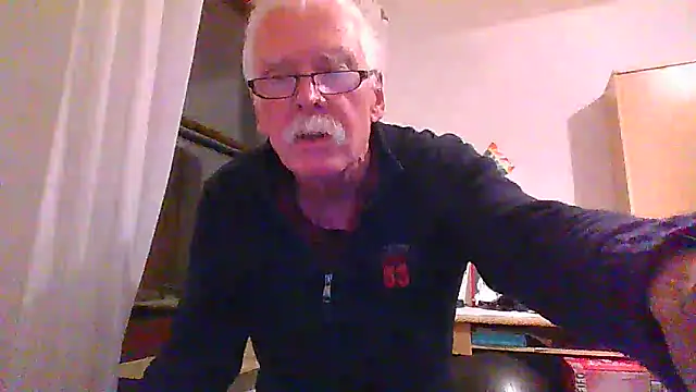 Snapshot of super-snoopy chatting on 12-16-25, 04:01 super-snoopy online show from 12-16-25, 04:01