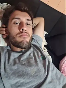 Snapshot of hique25 chatting on 10-28-25, 04:31 hique25 online show from 10-28-25, 04:31