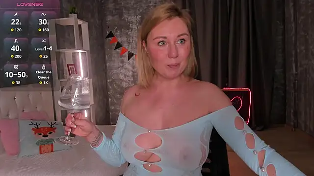 Snapshot of scent__of_woman chatting on 01-06-26, 01:42 scent of woman online show from 01-06-26, 01:42