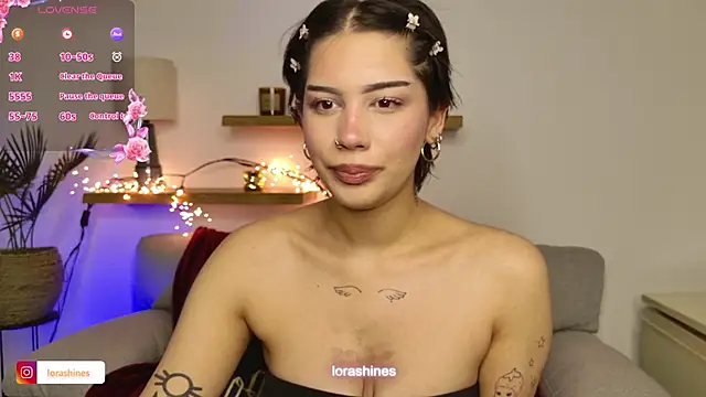 Snapshot of LoraShines chatting on 01-18-26, 06:44 LoraShines online show from 01-18-26, 06:44