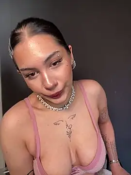LoraShines online show from 07-20-26, 01:24