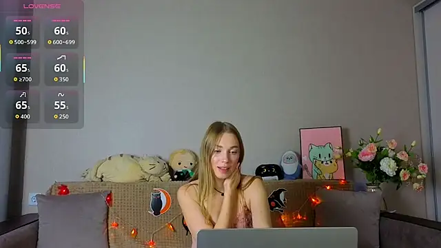 Snapshot of ElizaPurrr chatting on 10-26-25, 11:05 ElizaPurrr online show from 10-26-25, 11:05