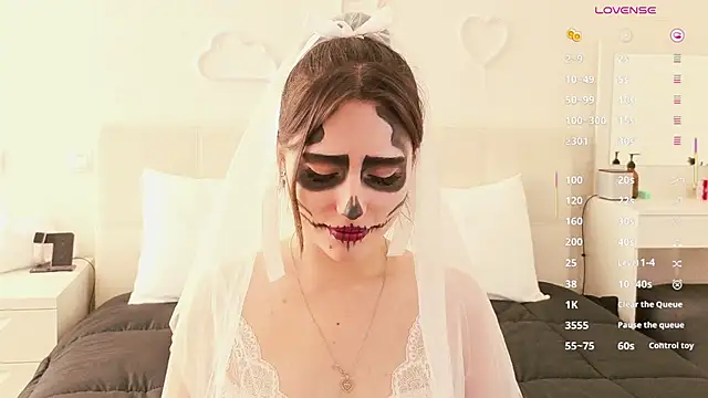 Snapshot of MoonliteDiva chatting on 10-31-25, 06:25 MoonliteDiva online show from 10-31-25, 06:25