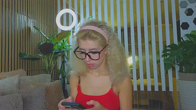 Snapshot of Violetttttta chatting on 10-12-25, 08:41 Violetttttta online show from 10-12-25, 08:41