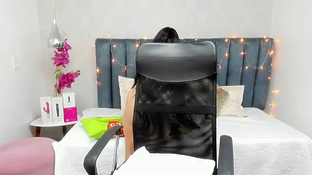 Sasha Grace online show from 12-16-25, 08:03