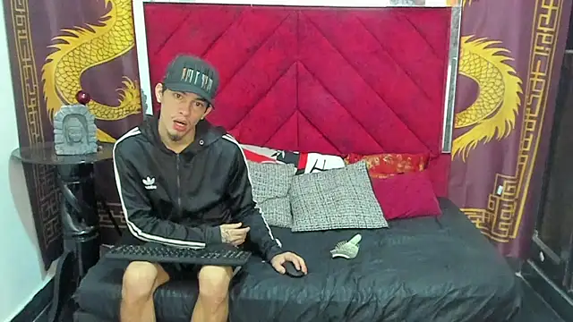 Snapshot of Pride_couple chatting on 12-21-25, 12:18 Pride couple online show from 12-21-25, 12:18