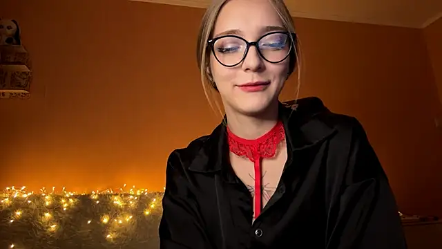 Snapshot of EvaPeace chatting on 10-11-25, 04:16 EvaPeace online show from 10-11-25, 04:16