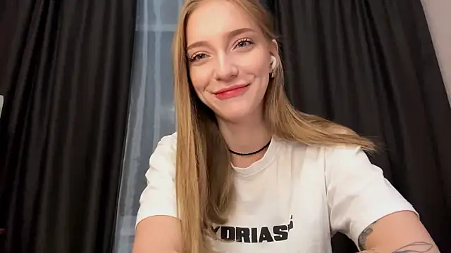 Snapshot of EvaPeace chatting on 10-15-25, 06:52 EvaPeace online show from 10-15-25, 06:52