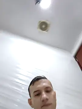 Snapshot of andriu656 chatting on 10-21-25, 01:39 andriu656 online show from 10-21-25, 01:39