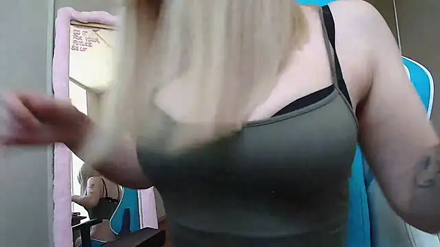 Snapshot of LizzyCumm chatting on 03-12-26, 09:37 LizzyCumm online show from 03-12-26, 09:37