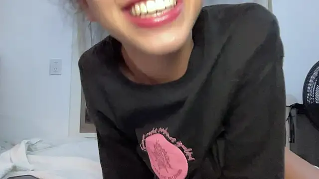 Snapshot of absoluthorrorfield chatting on 01-06-26, 01:20 absoluthorrorfield online show from 01-06-26, 01:20