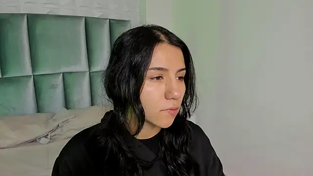 Snapshot of HollyPeach chatting on 04-30-26, 07:31 HollyPeach online show from 04-30-26, 07:31