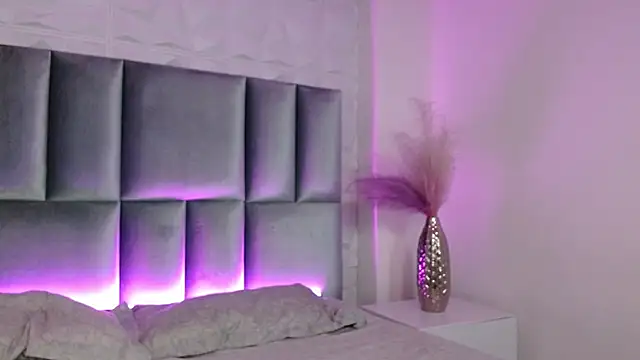 Snapshot of HollyPeach chatting on 05-10-26, 06:24 HollyPeach online show from 05-10-26, 06:24