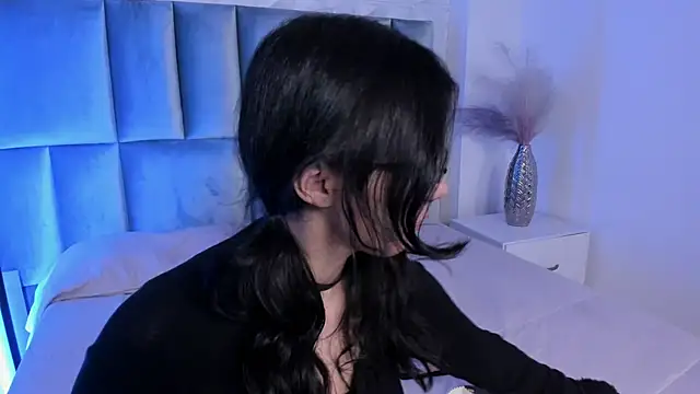Snapshot of HollyPeach chatting on 05-18-26, 07:52 HollyPeach online show from 05-18-26, 07:52