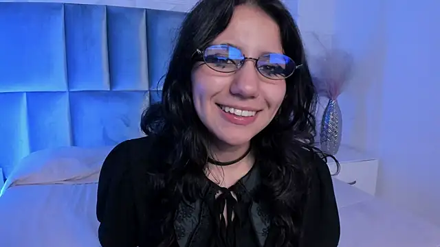 Snapshot of HollyPeach chatting on 05-19-26, 01:56 HollyPeach online show from 05-19-26, 01:56