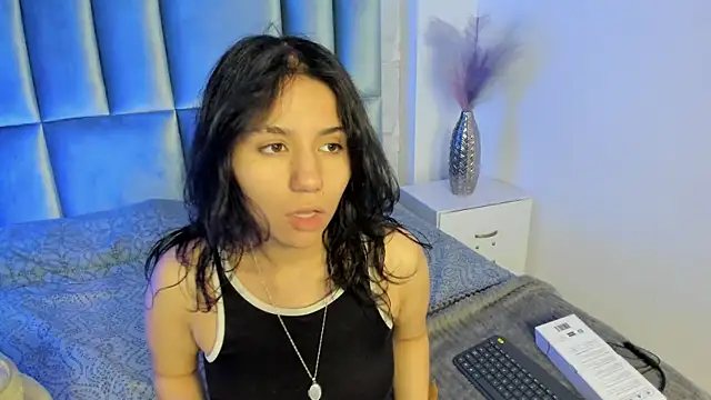 Snapshot of HollyPeach chatting on 05-28-26, 07:33 HollyPeach online show from 05-28-26, 07:33