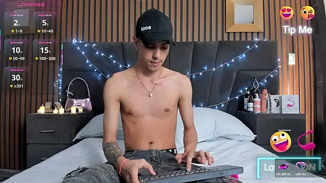 Snapshot of DerryAndIzzy chatting on 10-18-25, 03:53 DerryAndIzzy online show from 10-18-25, 03:53