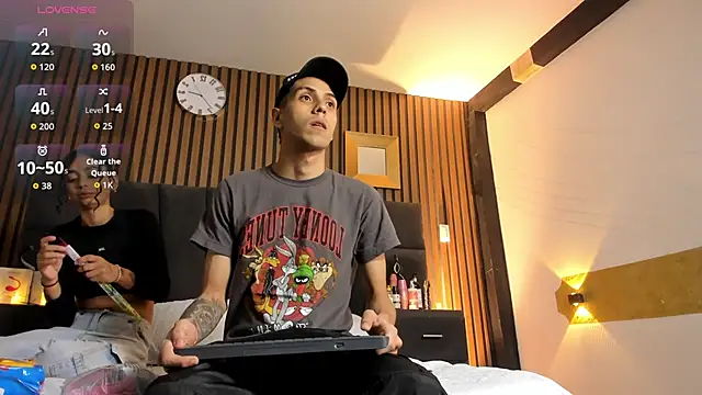 Snapshot of DerryAndIzzy chatting on 10-19-25, 04:02 DerryAndIzzy online show from 10-19-25, 04:02