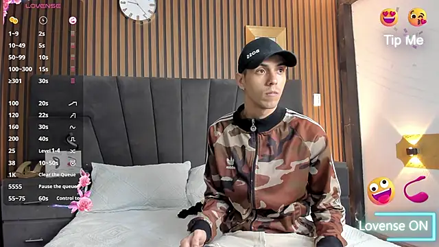 Snapshot of DerryAndIzzy chatting on 10-25-25, 03:58 DerryAndIzzy online show from 10-25-25, 03:58