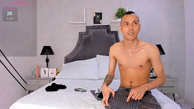 Snapshot of DerryAndIzzy chatting on 10-31-25, 06:25 DerryAndIzzy online show from 10-31-25, 06:25