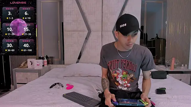 Snapshot of DerryAndIzzy chatting on 11-06-25, 02:07 DerryAndIzzy online show from 11-06-25, 02:07