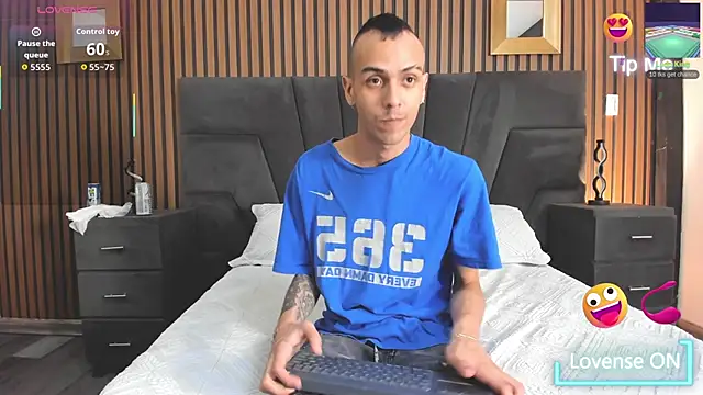 Snapshot of DerryAndIzzy chatting on 11-12-25, 04:13 DerryAndIzzy online show from 11-12-25, 04:13