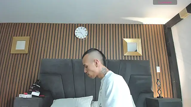 Snapshot of DerryAndIzzy chatting on 11-13-25, 04:33 DerryAndIzzy online show from 11-13-25, 04:33