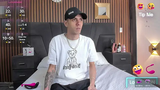 Snapshot of DerryAndIzzy chatting on 11-18-25, 04:50 DerryAndIzzy online show from 11-18-25, 04:50