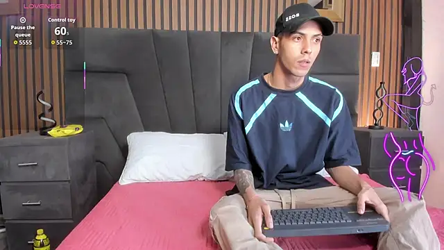 Snapshot of DerryAndIzzy chatting on 11-19-25, 05:40 DerryAndIzzy online show from 11-19-25, 05:40