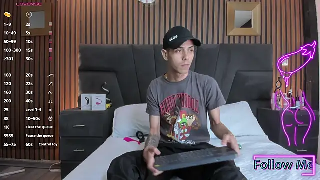 Snapshot of DerryAndIzzy chatting on 11-21-25, 05:50 DerryAndIzzy online show from 11-21-25, 05:50