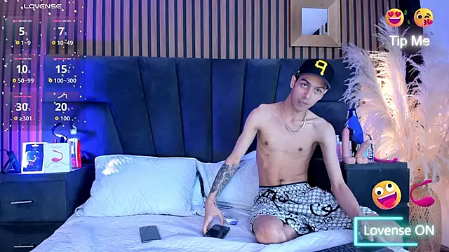 Snapshot of DerryAndIzzy chatting on 12-17-25, 04:51 DerryAndIzzy online show from 12-17-25, 04:51