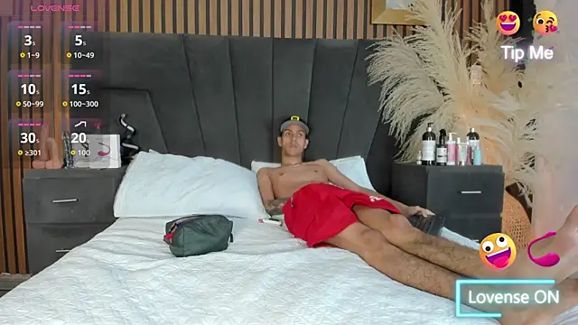 Snapshot of DerryAndIzzy chatting on 01-08-26, 05:54 DerryAndIzzy online show from 01-08-26, 05:54