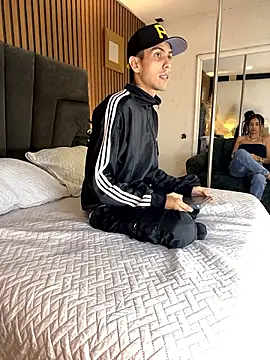 Snapshot of DerryAndIzzy chatting on 01-10-26, 05:42 DerryAndIzzy online show from 01-10-26, 05:42