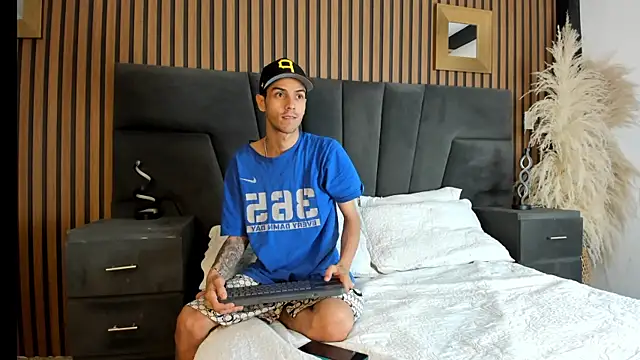 Snapshot of DerryAndIzzy chatting on 01-15-26, 04:06 DerryAndIzzy online show from 01-15-26, 04:06