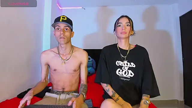 Snapshot of DerryAndIzzy chatting on 02-05-26, 12:04 DerryAndIzzy online show from 02-05-26, 12:04