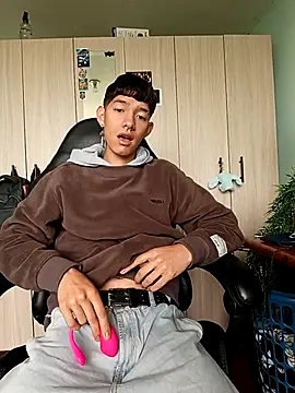 heyy noah11 online show from 04-17-26, 01:36