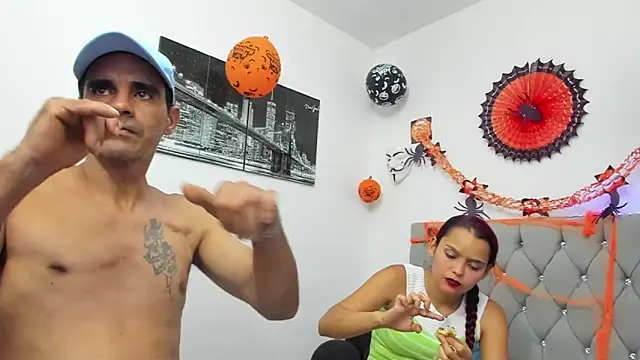 Snapshot of Sofi_And_Santy chatting on 11-02-25, 01:19 Sofi And Santy online show from 11-02-25, 01:19