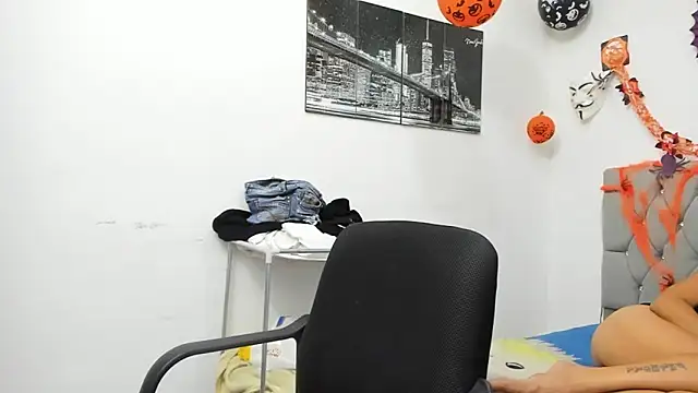 Snapshot of Sofi_And_Santy chatting on 11-08-25, 01:50 Sofi And Santy online show from 11-08-25, 01:50