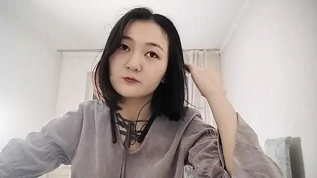 Snapshot of Lyndasilk chatting on 10-19-25, 02:07 Lyndasilk online show from 10-19-25, 02:07