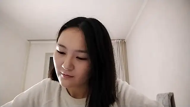 Snapshot of Lyndasilk chatting on 10-21-25, 02:40 Lyndasilk online show from 10-21-25, 02:40