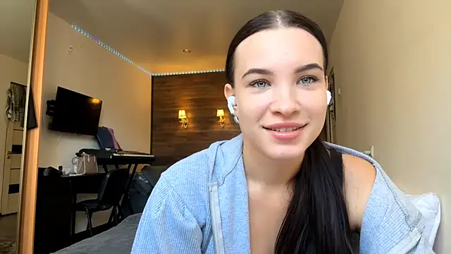 Snapshot of Tonnievi chatting on 10-13-25, 11:32 Tonnievi online show from 10-13-25, 11:32