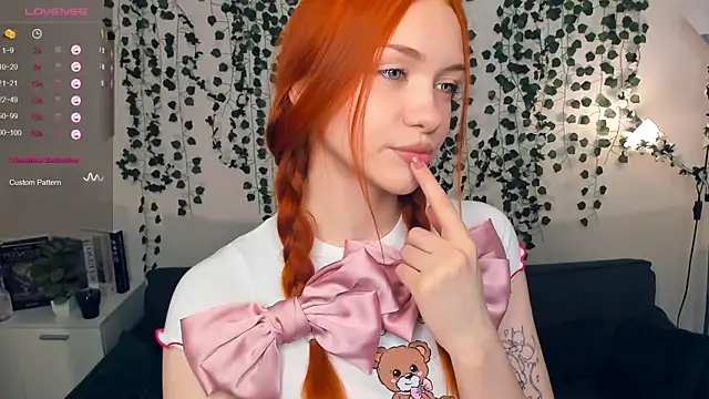 Snapshot of Foxy_blush chatting on 10-19-25, 09:04 Foxy blush online show from 10-19-25, 09:04