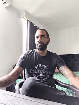 Snapshot of logan_arte_dance chatting on 10-12-25, 07:02 logan arte dance online show from 10-12-25, 07:02