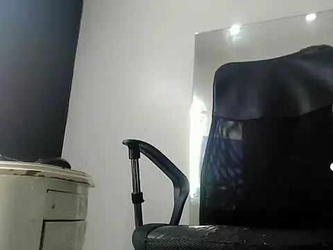 Snapshot of Brandonhott chatting on 10-19-25, 04:07 Brandonhott online show from 10-19-25, 04:07