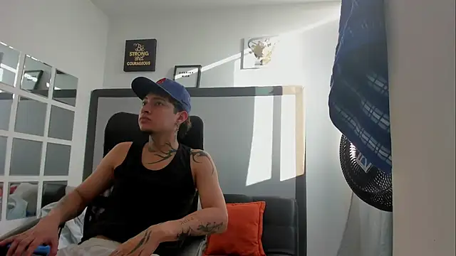 Snapshot of Sky_Wild chatting on 10-21-25, 09:26 Sky Wild online show from 10-21-25, 09:26